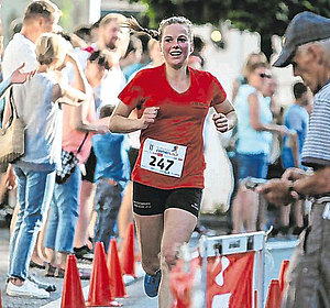 Die schnellste Frau – Franziska Espeter – hatte selbst im Zieleinlauf noch gut Lachen. (SZ-Foto: Timo Karl)  