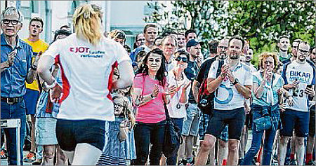 Motivation für alle Läufer: Am Streckenrand standen zahlreiche Zuschauer, um die Athleten auf der Strecke anzufeuern. (SZ-Foto: Timo Karl)  